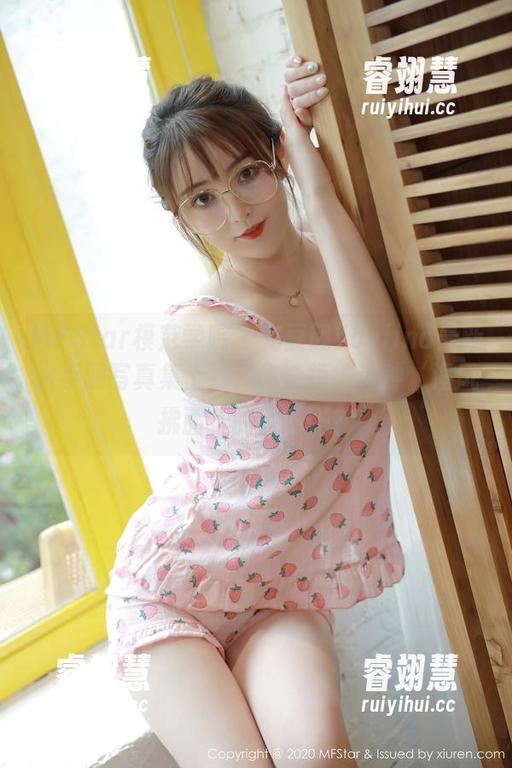 MFStar模范学院-兜豆靓Youlina MFStar模范学院 - 兜豆靓Youlina最新水手服写真集上线,你能拒绝这种‘海风拂面’的诱惑吗?