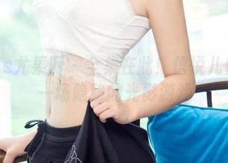 UGirls尤果网 - 全集在此！信悦儿白丝：一场隐秘的光影游戏