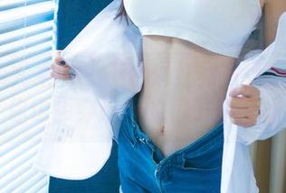 UGirls尤果网 - 王尔琳红裙写真：我敢打赌，你也想穿这样的裙子却怕摔倒！