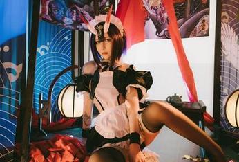 在Vams子蛇皮泳装的写真里，发现了夏天的另一种气息！