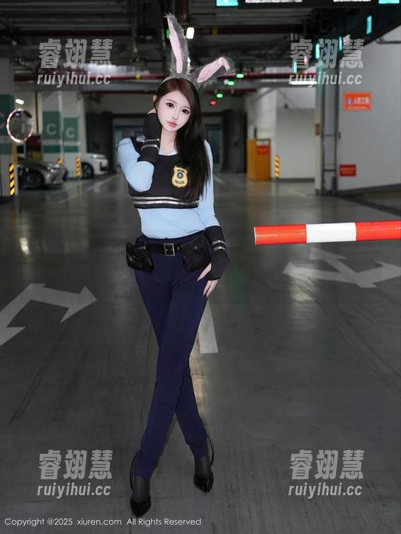 Xiuren秀人网-月野兔美妞 Xiuren秀人网 - 当月野兔美妞遇上死库水:图集中隐藏的泳池秘密!