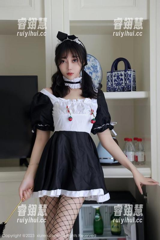 Xiuren秀人网-糯美子 Xiuren秀人网 - 糯美子与她的粉色条纹三点式:图集里的喧嚣与沉默