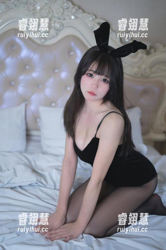 Yiko湿润兔 让黑白美图精选带你进入Yiko湿润兔的梦幻世界!