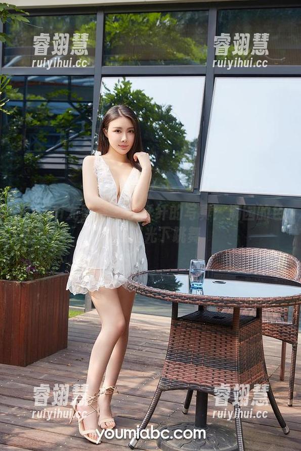 YouMi尤蜜荟-李纤纤 YouMi尤蜜荟 - 李纤纤的写真:满园的色彩在阳光下跳舞