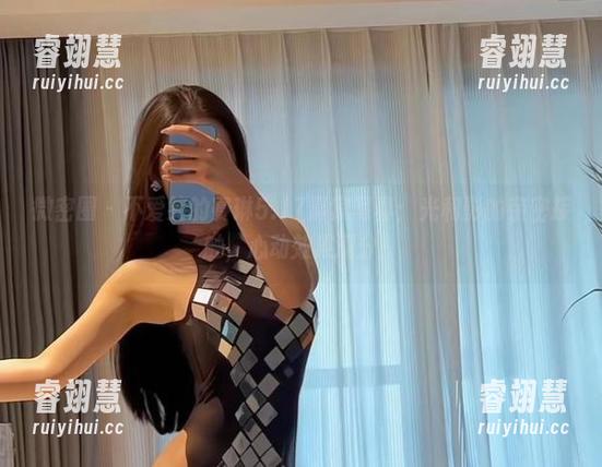 微密圈 - 不爱笑的赛琳5.17嘉宾写真：光和影的亲密接触，心动效果满分！