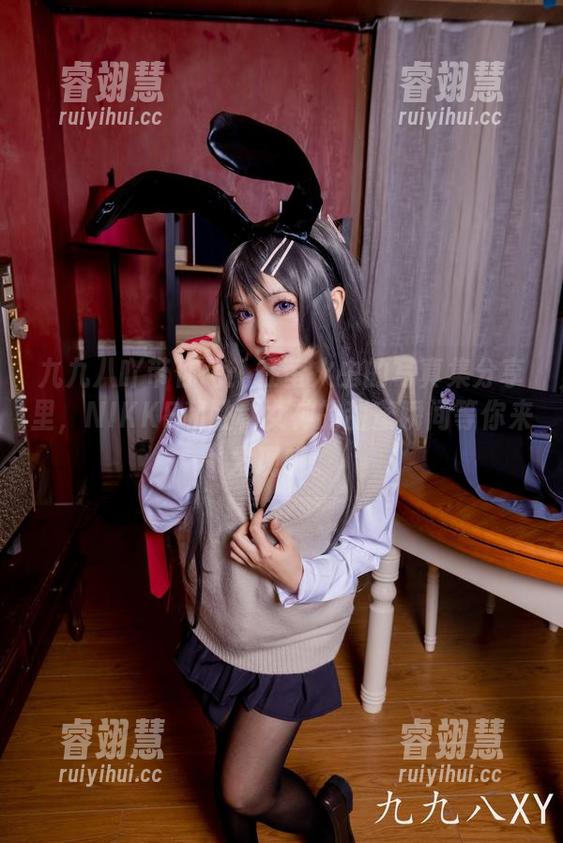 九九八吖带你飞：在萤火虫的写真集分享里，NIKKE和胜利女神的甜蜜瞬间等你来发现哦。