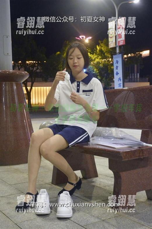 初夏女神-依依 初夏女神 - 依依的意外发现——学校车库全套图集曝光