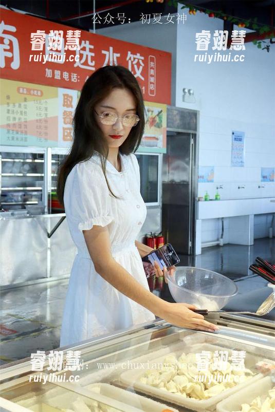 初夏女神 - 在柒柒的粉红回忆中迷失，高清下载带你感受那股温柔！
