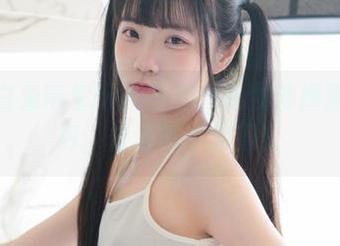 可可小白兔带你玩转童趣：礼物体操服少女图包，快来感受甜蜜！