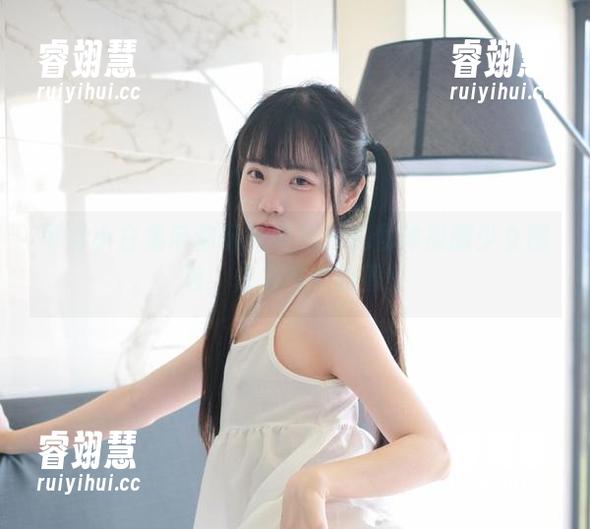 可可小白兔带你玩转童趣：礼物体操服少女图包，快来感受甜蜜！