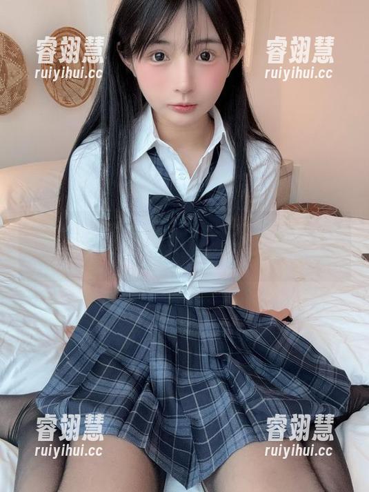 失眠小宁 失眠小宁的白丝私拍,原图里藏着些许难以言喻的惬意