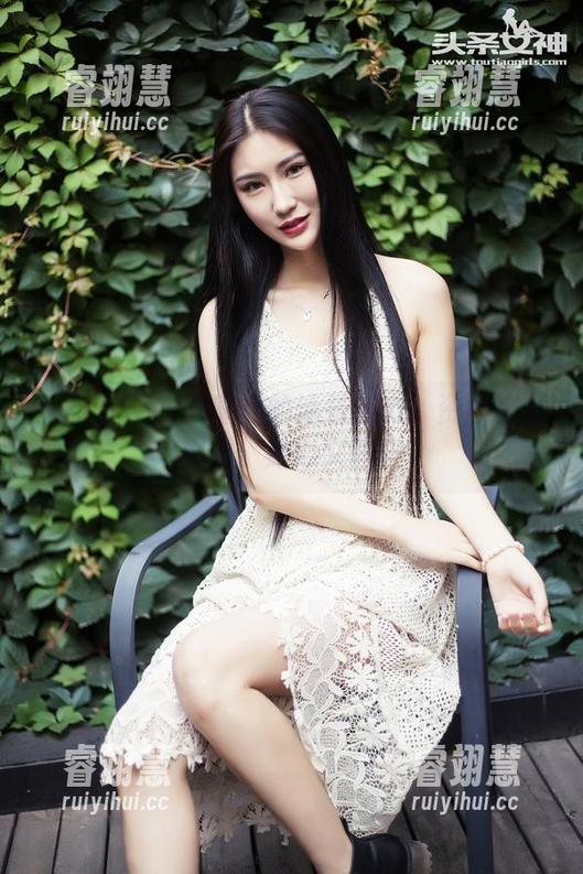 头条女神-大蜜蜜 头条女神 - 大蜜蜜的泳装魅力:资源跨越想象,贴心又调皮