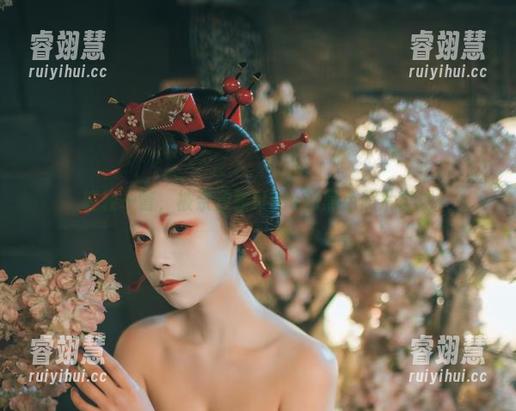 奈汐酱Nice 轻轻一瞥,被奈汐酱Nice的黑色照片俘虏