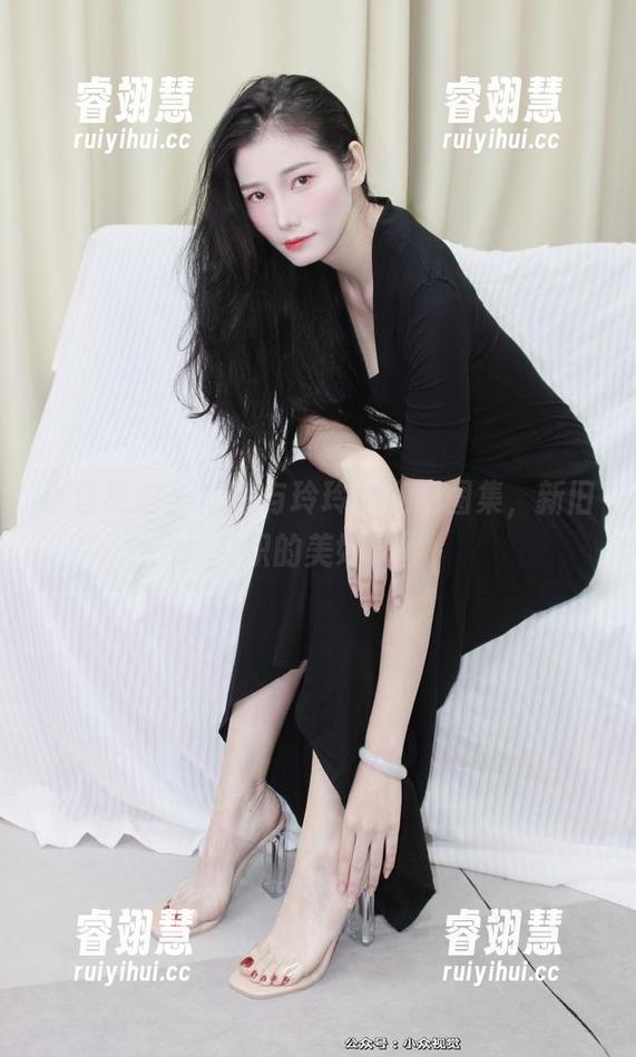 小众视觉-玲玲 小众视觉 - 短裙与玲玲:私房图集,新旧交织的美好瞬间