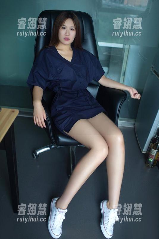 推女郎-谭冰 推女郎 - 谭冰的吊带在线图集,光影交错让你忍不住多看几眼