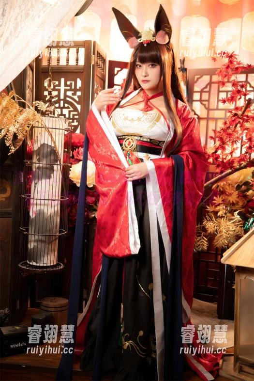 洛璃LoLiSAMA 洛璃LoLiSAMA的校服作品,细节就像光影下的呢喃,让人忍不住想多看几眼...
