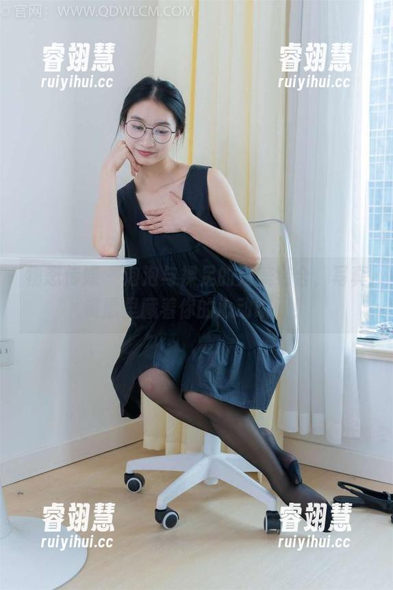 物恋传媒 - 泡泡与裸足的完美结合，写真资源里藏着你的心动瞬间！