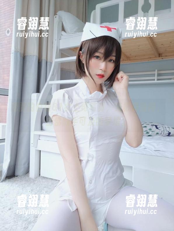 免费的白银81女上司写真，光影舞动间，仿佛触手可及的梦境。