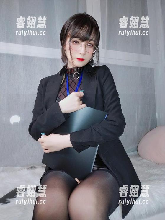白银81 在白银81的私房里,制服演绎日常的时尚游戏