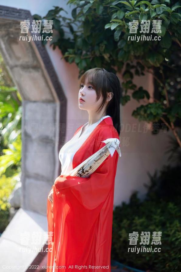 秀人网 - 短裙与姿态——MODEL伊若写真里的形体语言探秘