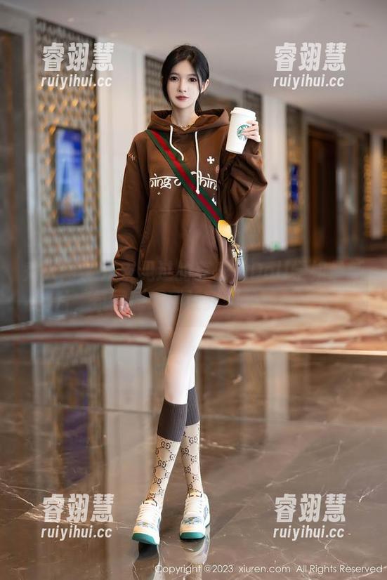 秀人网-养乐多Doll 秀人网 - 从未见过的养乐多Doll学姐最新图片,氛围感好到让我想静静看一会!