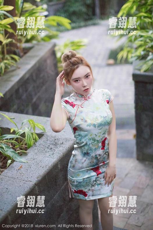 秀人网-林文文 秀人网 - 观看林文文的泳池写真,心中有千万波澜,水的涟漪和心的悸动并存