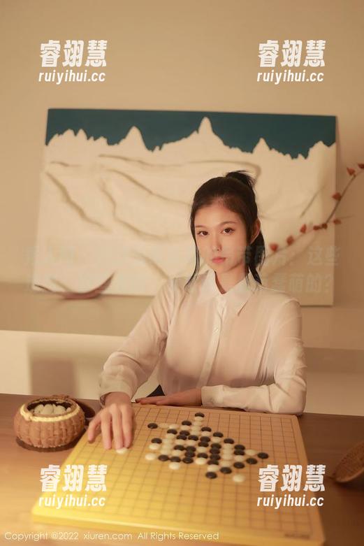 秀人网-汐汐爱吃草莓 秀人网 - 汐汐爱吃草莓的吊带图片:这些造型、这些表情,果然还是蠢萌蠢萌的?