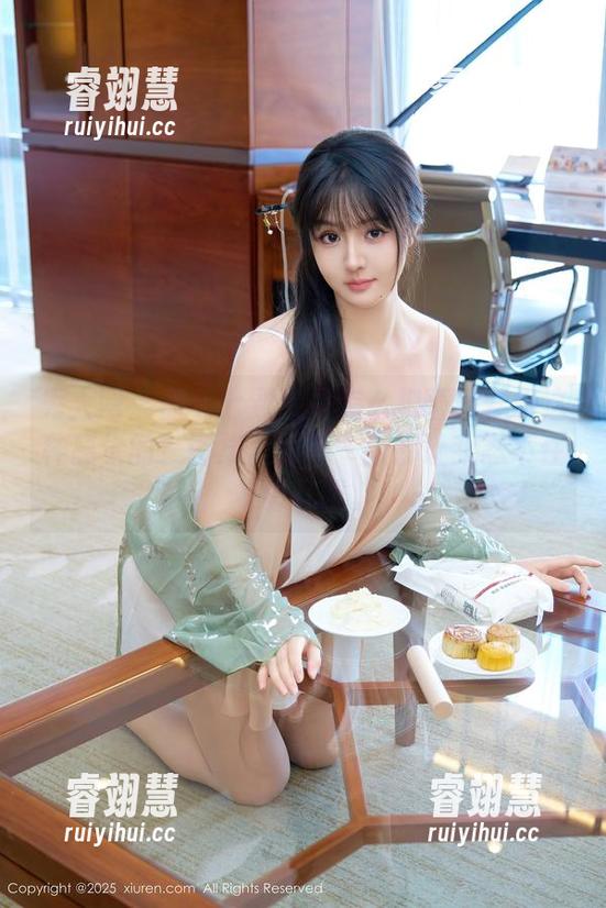 秀人网 - 甜七七到底是怎么把蕾丝穿出这种感觉的？图集里的每一张都让我忍不住多看几眼。