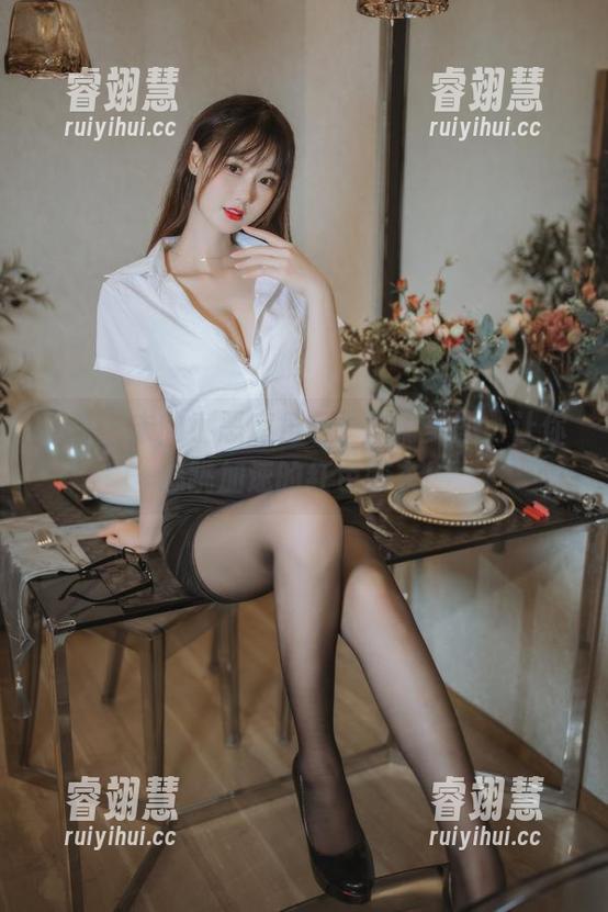 羽生三未 羽生三未的小恶魔角色:高清美图,让你心跳加速的红色胶衣!
