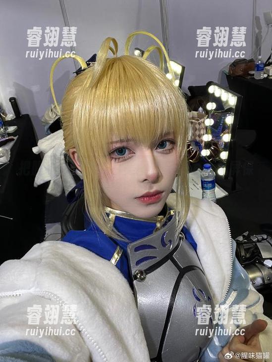 把腥味猫罐的纯白美图壁纸设为手机屏保，不同寻常的日常开始了！