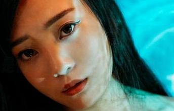 蜜桃社 - 小魔女lily的最新作品集：剧情像是悄悄话，轻轻撩动你的视线