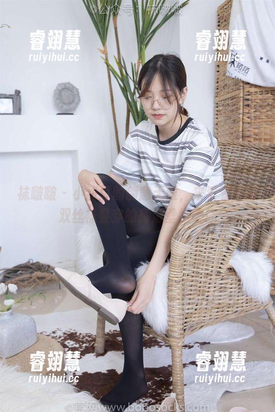 袜啵啵-小甜豆 袜啵啵 - 小甜豆的创意无限,来看看这两双丝袜叠穿的高清壁纸吧!