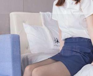 袜啵啵 - 瑶瑶女仆分享：她就在那儿，围裙的角落微微晃动，像是一种无声的邀请，让人忍不住想靠近。