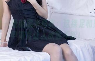 袜啵啵 - 最新糯米写真：这裸足和黑白美甲简直让人欲罢不能！