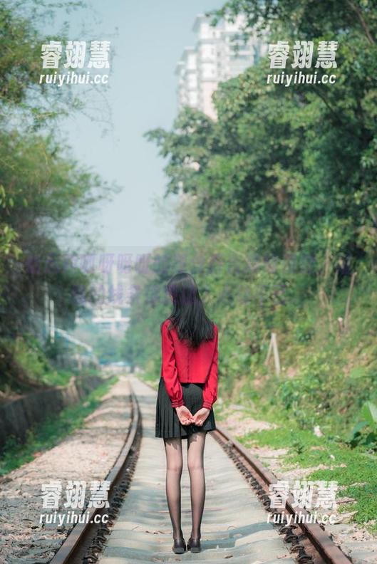 西呱呀呀呀 拾起西呱呀呀呀的黑丝百合高清资源,细腻的线条浮现让人心动不已。