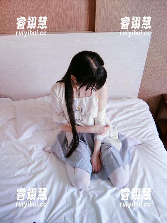 西尔酱 看!西尔酱和她的校服白丝原图,青春像气泡一样,让人怀念!