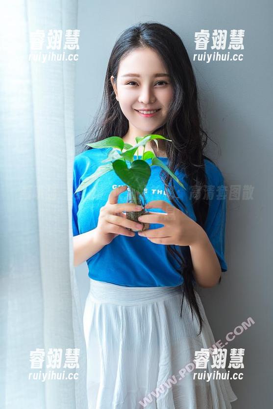 轰趴猫-梦心玥 轰趴猫 - 梦心玥双人的神秘:高清套图散发的暧昧气息