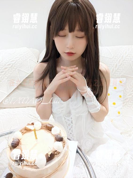 在女王的统治下，私房里的迷之呆梨竟然开始了她的图包冒险！