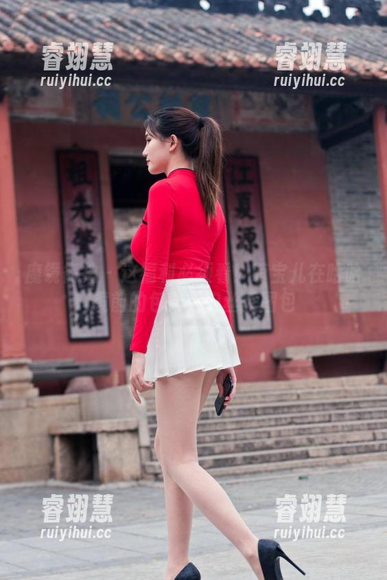 魔镜街拍-萌宝儿 魔镜街拍 - 这福利必须看!萌宝儿在哈哈镜前的包臀裙肉丝秀图包