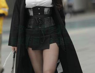 魔镜街拍：你一定要查看的绿色包臀裙丝袜美女原图，太会穿了吧！